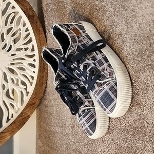 ⭐️5/$20⭐️Blowfish sneakers